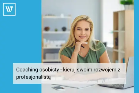 Uśmiechnięta blondynka, coach życiowy, siedzi przy biurku, gotowa by pomóc Ci w rozwoju osobistym.