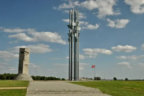 Pomnik Grunwaldzki z charakterystycznymi głowami i masztami, symbolizujący historyczne zwycięstwo. Wspaniałe atrakcje dla miłośników historii.