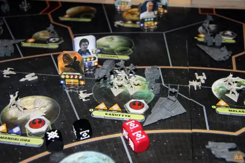 Bitwa na Kashyyyk w grze Star Wars. Darth Vader i jego wojska walczą z rebeliantami.