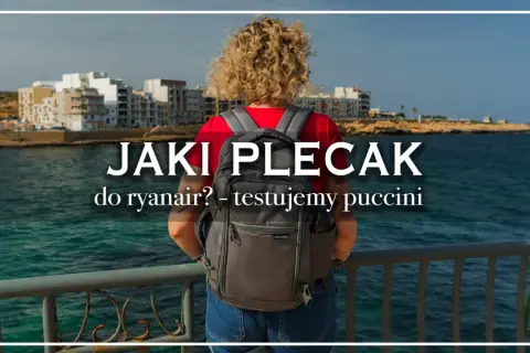 Kobieta z plecakiem Puccini nad morzem, zastanawia się, jaki plecak do Ryanair będzie najlepszy.