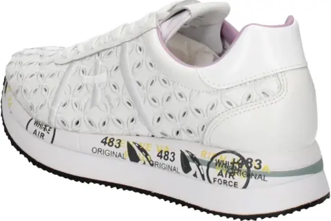 Sneaker bianca con traforature floreali, un modello di premiata calzature che unisce stile e comfort.