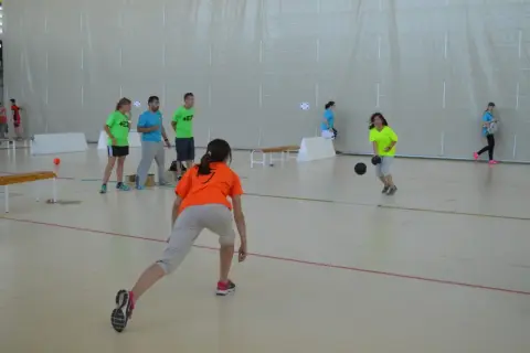 Niñas jugando a balón prisionero, usando el **visual thinking** para anticipar el movimiento de la pelota.