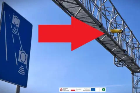 Niebieski znak informuje o odcinkowym pomiarze prędkości S7. Czerwona strzałka wskazuje na żółtą kamerę zamontowaną na konstrukcji nad drogą.