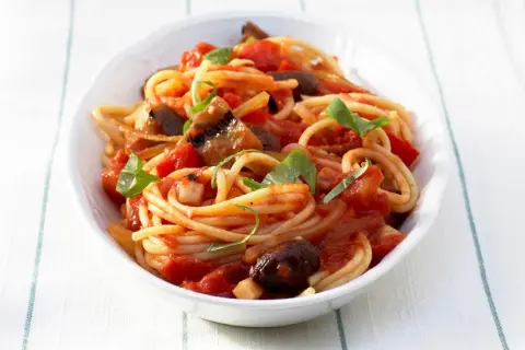 Różnice między spaghetti napoli a bolognese - co warto wiedzieć?