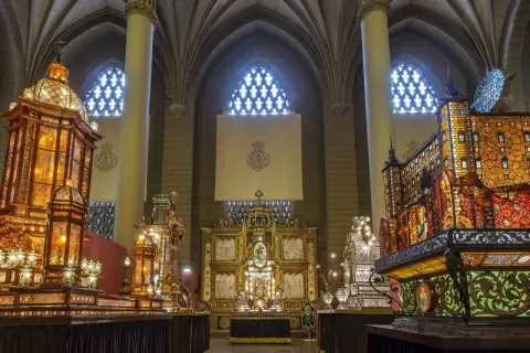 Exhibición de pasos de Semana Santa en Zaragoza, con un impresionante rosario de cristal que ilumina la escena.