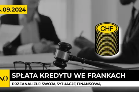 Młotek sędziowski, stos monet CHF i dokumenty na tle osób w garniturach.