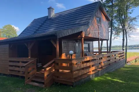 Domek nad jeziorem Narie? Wybierz idealny i zaplanuj urlop!