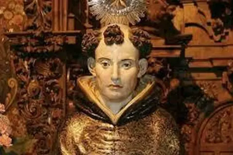 Estatua del beato Álvaro de Córdoba, con túnica dorada y aureola.