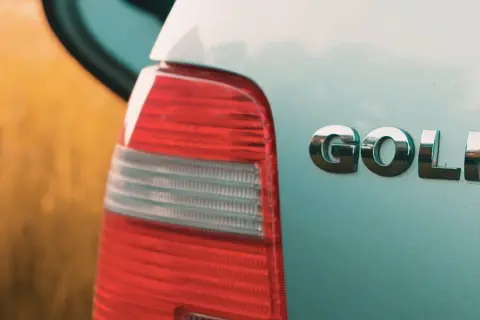 Tylna lampa i chromowane logo GOLF na jasnoniebieskim lakierze. Może czas na wymianę żarówki w golf 4 przód?