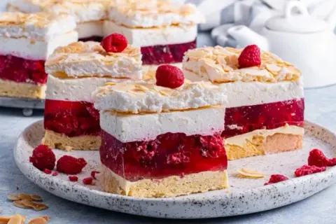 Przepis na ciasto malinowa chmurka z bezą, które zachwyci każdego