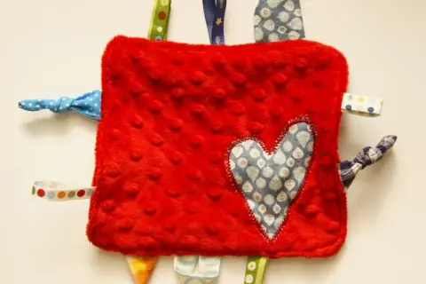 Uszyj metkowca sensorycznego: Bezpieczna przytulanka DIY krok po kroku.