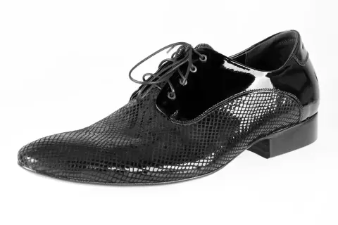 Buty skórzane bez zagnieceń? Odkryj sekrety trwałej elegancji!