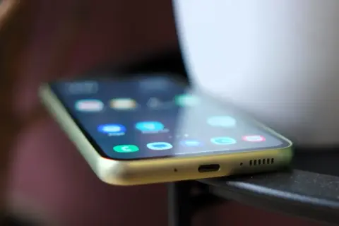 Nowy telefon z ikonami aplikacji. Dowiedz się, jak przenieść aplikacje iko na nowy telefon, aby mieć wszystko pod ręką.