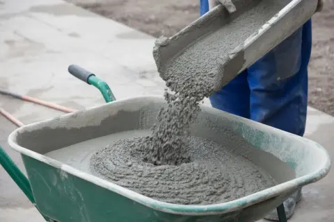 Piasek czy żwir do wylewki - wybierz najlepszy materiał dla trwałości