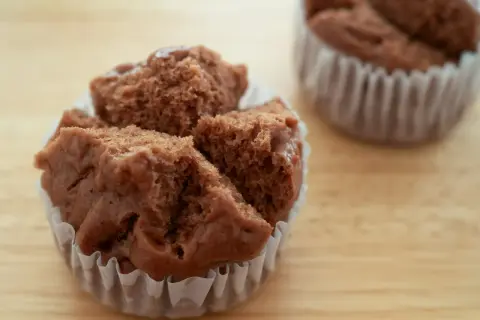 Ile piec babeczki? Sekrety puszystych muffinek bez zakalca.