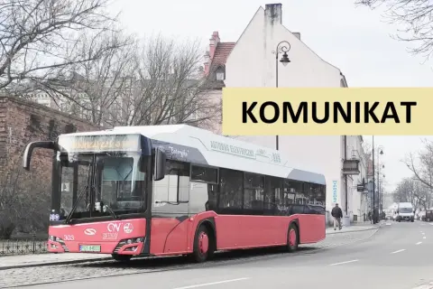 Autobus elektryczny linii K1 Krotoszyn-Ostrów Wlkp. na ulicy. Komunikat na żółtym tle.
