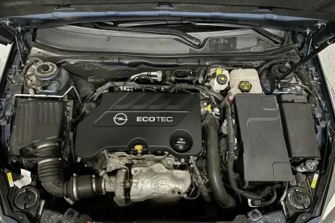 Silnik Opel Insignia 2.0 CDTI, gotowy do wymiany oleju. Widoczny system dolotowy i osłona Ecotec.