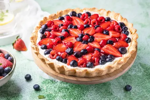 Idealna tarta owocowa: przepis na kruchy spód i aksamitny krem.