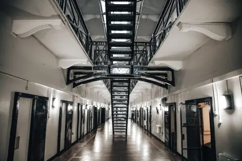 Odwieszenie wyroku: kiedy skazany musi wrócić do więzienia?