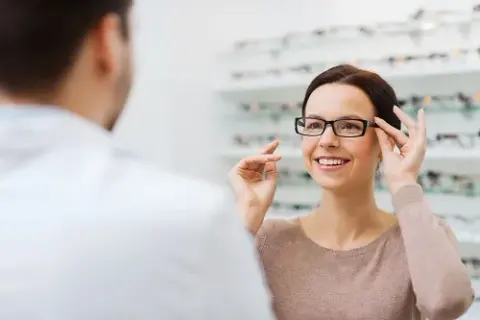 Okulista, optometrysta czy optyk? Kogo wybrać? Sprawdź!