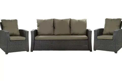 Divano e poltrone in rattan scuro con cuscini color oliva. Ideale per chi cerca idee su come rivestire un divano in rattan per un look moderno.