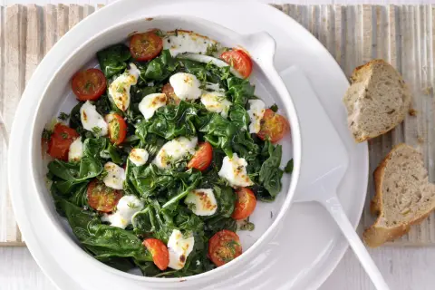 Gedünsteter Mangold mit Kirschtomaten und Mozzarella, eine köstliche Idee für Mangold Rezepte. Dazu knuspriges Brot.