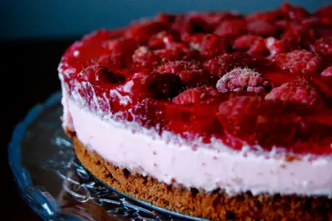Pyszny tort z malinami i galaretką, idealny, gdy zastanawiasz się, jak ubić mascarpone z galaretką.