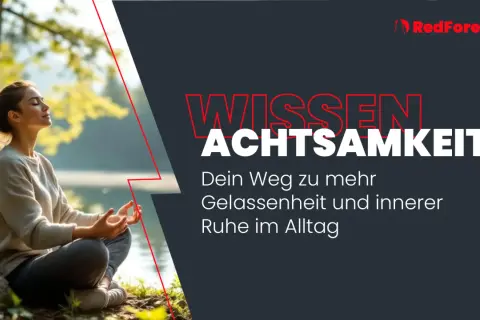 Frau meditiert im Freien, um positive Gedanken zu fördern. Achtsamkeit lehrt Gelassenheit und innere Ruhe im Alltag.
