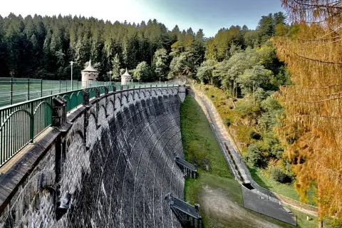 Die imposante Staumauer mit ihren Türmchen ist Teil der Solingen Route. Umgeben von dichtem Wald, bietet sie einen beeindruckenden Anblick.