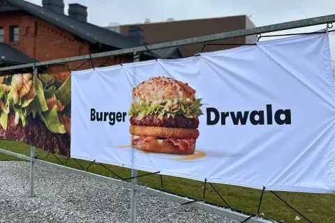 Reklama Burgera Drwala. Pyszny, wielowarstwowy burger z chrupiącym dodatkiem i bekonem.