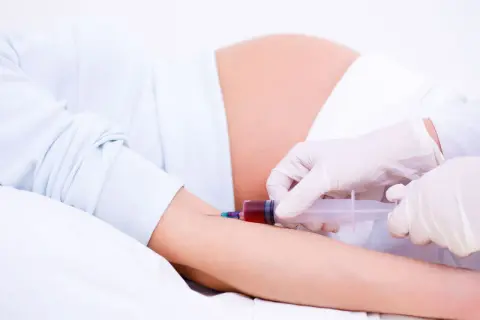 Pobieranie krwi u ciężarnej do badań, które mogą wykazać wysoki cholesterol w ciąży.