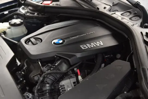 Silnik BMW F31 2.0 diesel z napisem TwinPower Turbo.