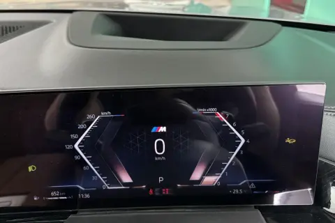 Cruscotto digitale con tachimetro, contagiri e icona di avviso di collisione anteriore attiva.