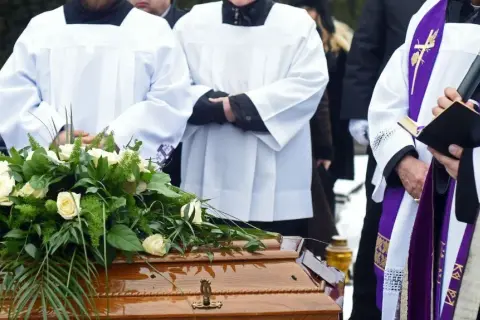 Ile ksiądz bierze za pogrzeb? Poznaj ukryte koszty ceremonii