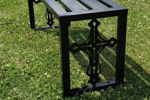 Ile kosztuje montaż ławki na cmentarzu? Zaskakujące ceny i opcje