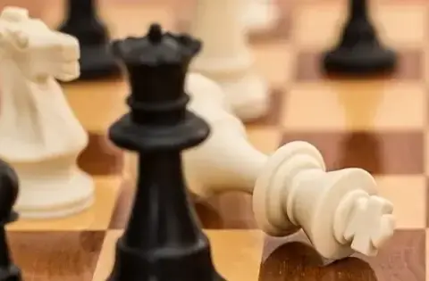 Czy w szachach można przeskakiwać swoje pionki? Oto zasady ruchu