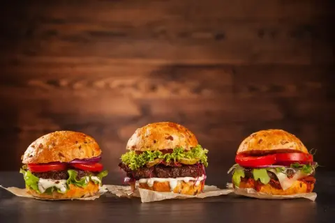 Ile kalorii ma burger? Od 500 do 900+! Jedz mądrze
