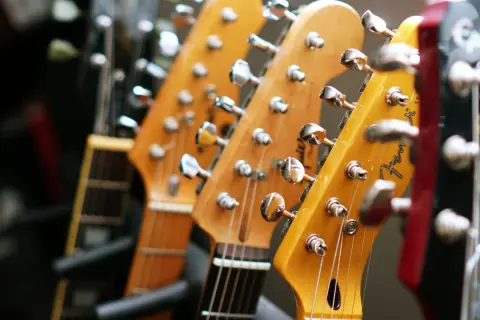 Pierwsza gitara elektryczna: Gdzie kupić i na co zwrócić uwagę?