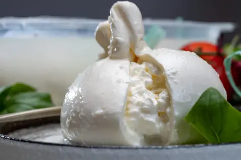 Frische Burrata, ein italienischer Frischkäse, mit cremigem Kern. Was ist Burrata? Ein Genuss!