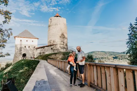 Rodzina na tle wieży zamku Czchów.