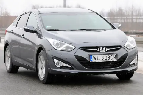Szary Hyundai i40 1.7 CRDi na drodze. Widać przednią część auta, reflektory i grill z logo.