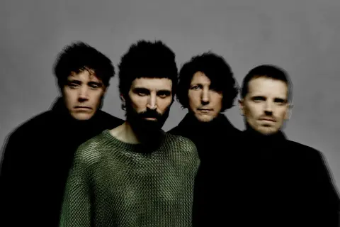 Czterech mężczyzn, zespół Kasabian, w mrocznym nastroju, jakby pod wpływem "chemicals".