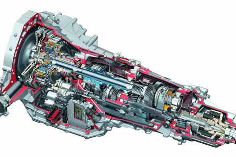 Przekrój skrzyni biegów do Audi z silnikiem 3.0 TDI. Widoczne koła zębate, wałki i elementy hydrauliczne.