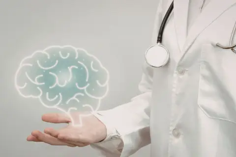 Lekarz prezentuje cyfrowy mózg, symbolizujący badanie neurologiczne.