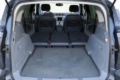 Wnętrze Ford S-Max z rozłożonymi siedzeniami. Widok na bagażnik i tylne fotele. Sprawdź wymiary Ford S-Max.