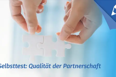 Zwei Hände fügen Puzzleteile zusammen. Ein Selbsttest: Qualität der Partnerschaft.