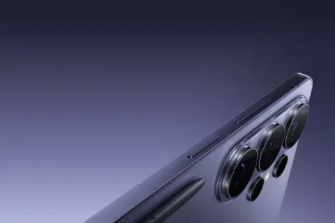 Szukasz informacji, jak przywrócić aparat w telefonie Samsung? Zobacz zbliżenie na moduł aparatów i rysik w nowym modelu.