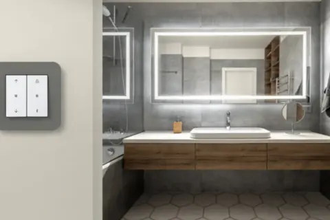 Moderner Schalter mit Pfeilen und Schloss-Symbolen, ideal platziert in **Abstand zur Steckdose** und zum **Waschbecken** im stilvollen Badezimmer.