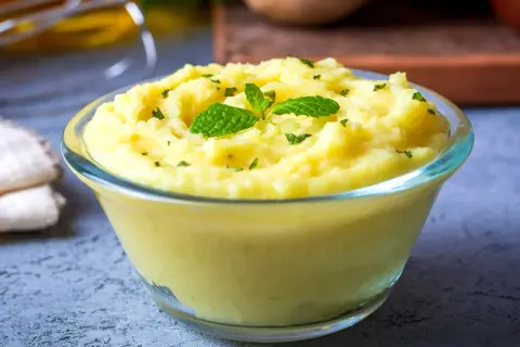 Aksamitne puree z selera i ziemniaków, udekorowane listkami mięty. Idealne jako dodatek do obiadu.