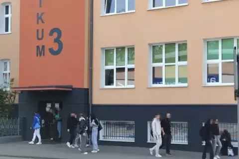 Czy pełnoletni uczeń może zastrzec aby oceny przed rodzicami?
